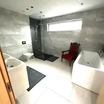 בית נופש A Cozy Retreat - Sauna & Garden - 3bdr *