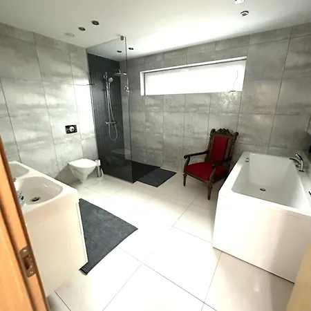 בית נופש A Cozy Retreat - Sauna & Garden - 3bdr *